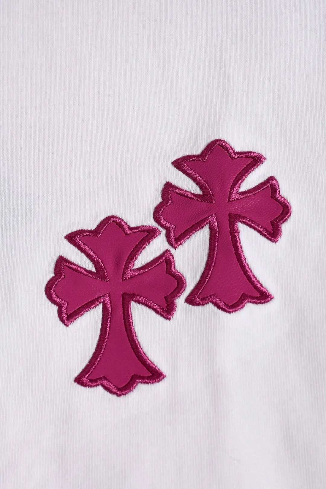P170 Chrome Hearts CH Cross 26SS New product is hot at the same time💥 Early spring classic style Colorful double cross on the chest 🪡 Embroidery Large logo cross on the back Horseshoe and leather willow ding Sanskrit ✝️🪡 Embroidery Round neck short-sleeved T-shirt, a popular style, a style that both men and women like, the same style for men and women, 100% chance of turning heads when you wear it when you go out! It’s all about being handsome. The designer’s classic sense is precisely grasped. The whole piece of clothing is heavy. Industrial washing process. Ready-made garments are dyed + sprayed for a horse effect. The double-wash process is very recognizable. It uses heavy washing to make it distressed. The edges of the patch are slightly rolled and naturally distressed. It has a three-dimensional sense of layering and a little damage. It is very visually lethal. It adheres to Kroxin's consistent rough style. The chest and back are large, and the horseshoe flower printed patch pattern is embroidered and decorated. It is also decorated with silver metal engraved distressed buttons. The classic elements full of brand recognition instantly enhance the overall sense of grade and specification. Its texture is quite high-end! The overall feeling is high-end, simple and elegant, with silver hardware accessories, a full set of customized accessories, and the pattern of the entire dress is all decorated with patchwork three-dimensional embroidery technology, which is the finishing touch of the entire dress. The design on the back is even more eye-catching! ! This full back is so cool, it’s full of design, and the overall upper body style highlights fashion and individuality. Wearing it together as a couple is even more popular on the street. I recommend the early autumn sweatshirt! ! The fabric is a unique 320g 100% cotton, which is skin-friendly, breathable, warm to the touch, has a strong texture, and has smooth lines. It can be called a back killer, which has very strict requirements on craftsmanship and cost. The smooth neckline, flat cuffs and hems, the stitches are large and tight, tight and orderly, and the details are perfect. The consistent OS version can be worn alone or layered. It is very casual, but very iconic! It is simply the flagship of high-end trendy brands and must be included in your wardrobe. It has the American fashion spirit of freedom and individuality, and is highly recognizable and stylized! Color: Black White Size: S-XL Size chart: S: Shoulder width 50-Bust 56-Length 70 M: Shoulder width 52-Bust 57-Length 72 L: Shoulder width 54-Bust 59-Length 74 XL: Shoulder width 56-Bust 62-Length 76